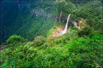 Nohkalikai waterfall in Meghalaya (©iStockphoto.com/Danielrao)