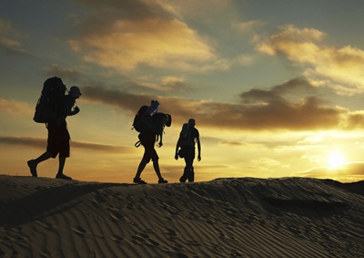 backpackers in the desert Photo:Kamchatka ©iStockphoto.com/Kamchatka